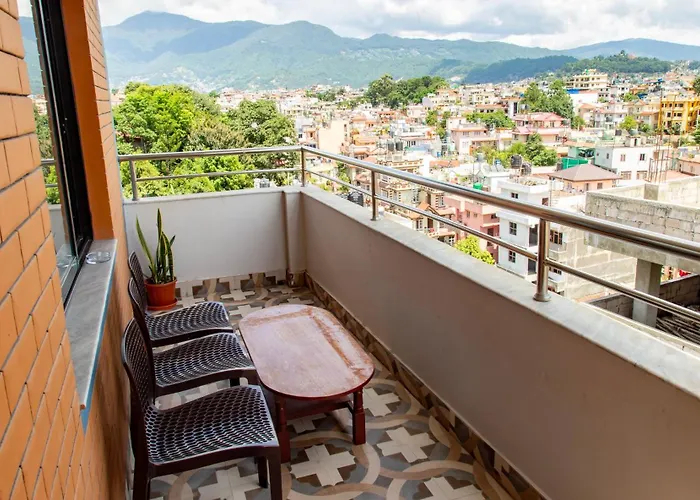 Stunning View With Private Rooftop & Balcony *
